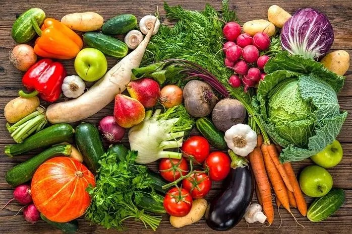 Plato con alimentos para apoyar la salud intestinal